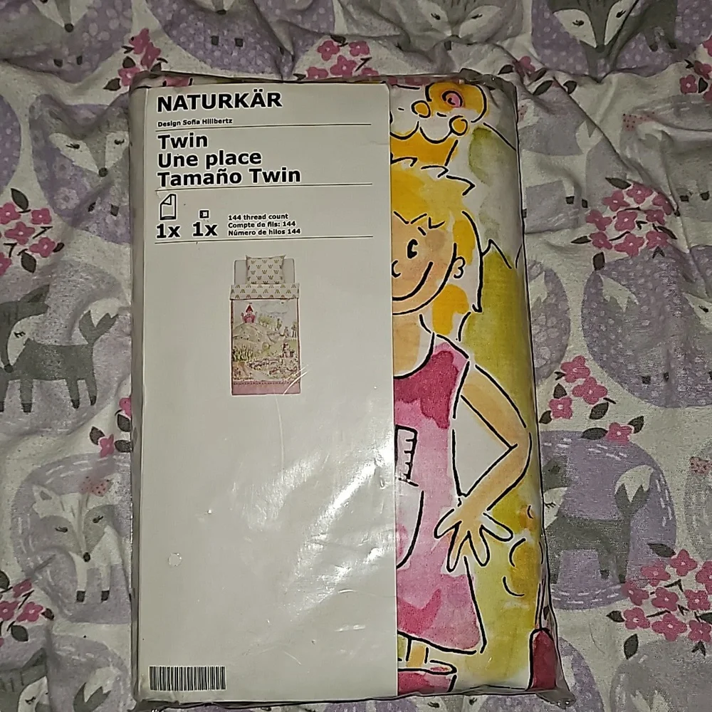 Ikea twin size duvet set.